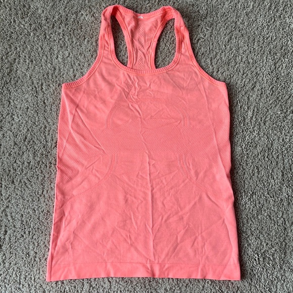 Lululemon workout top - Picture 1 of 2